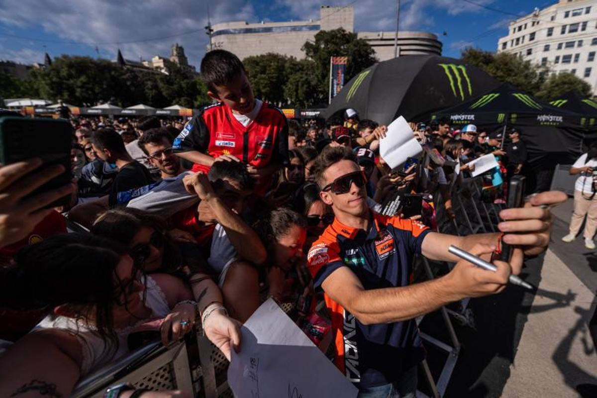 Los pilotos Dani Holgado, Pedro Acosta, Joan Mir, Àlex Rins, Jorge Martín y Àlex Márquez participan en la Fan Fest 2026 de MotoGP en la Plaça de Catalunya