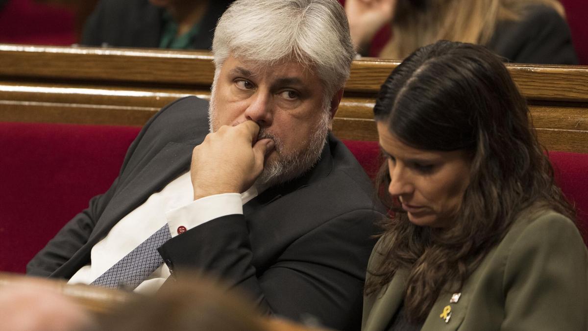 El presidente del grupo parlamentario de Junts, Albert Batet, y la portavoz, Mónica Sales.