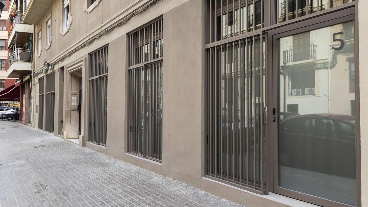 Apartamentos turísticos con estética de "jaula" en la calle Turia de València