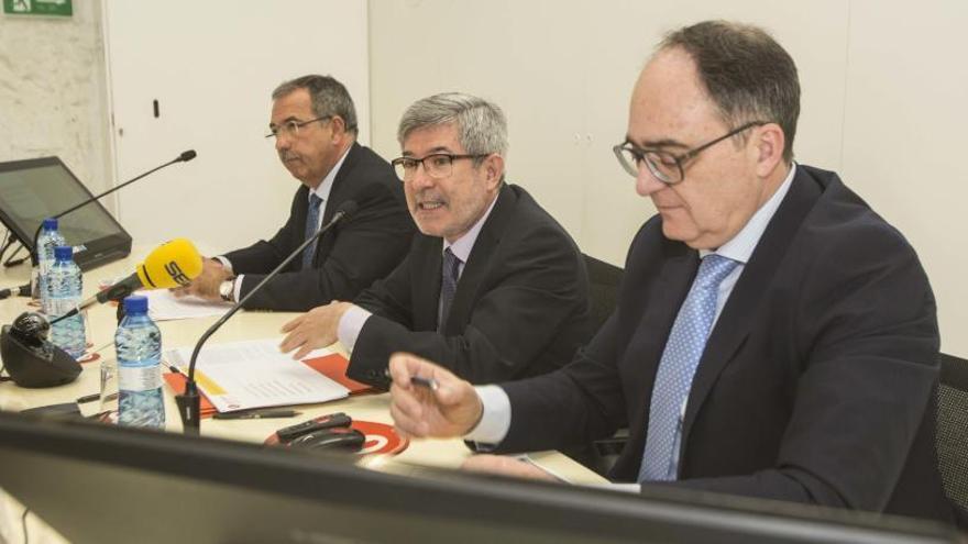 Antonio Rodríguez, Francisco Menargues y Antonio Pérez, en la sede del Colegio de Economistas.