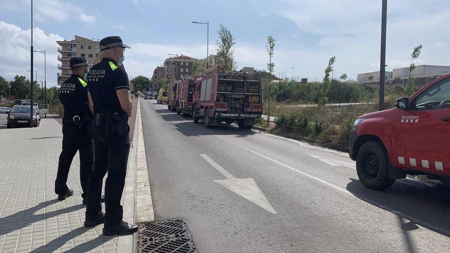 16 dotacions d'emergències intervenen en l'extinció d'un incendi en una zona verda fora del nucli urbà de Blanes