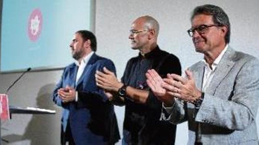 El president i número 4 de la candidatura, Artur Mas -a la dreta-, amb Junqueras i Romeva ahir.