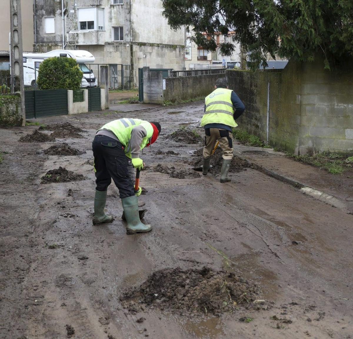 Operarios en O Santo, Lourizán, afectada por las lluvias. |  G. Santos
