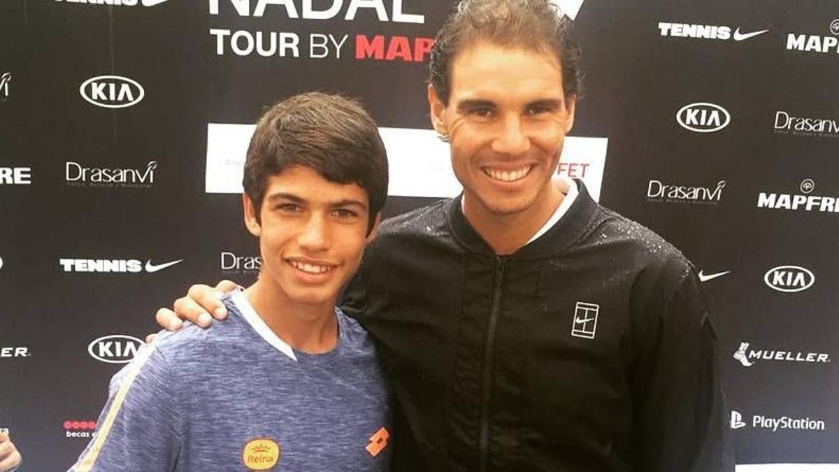 Un Alcaraz aún niño, junto a Rafa Nadal.