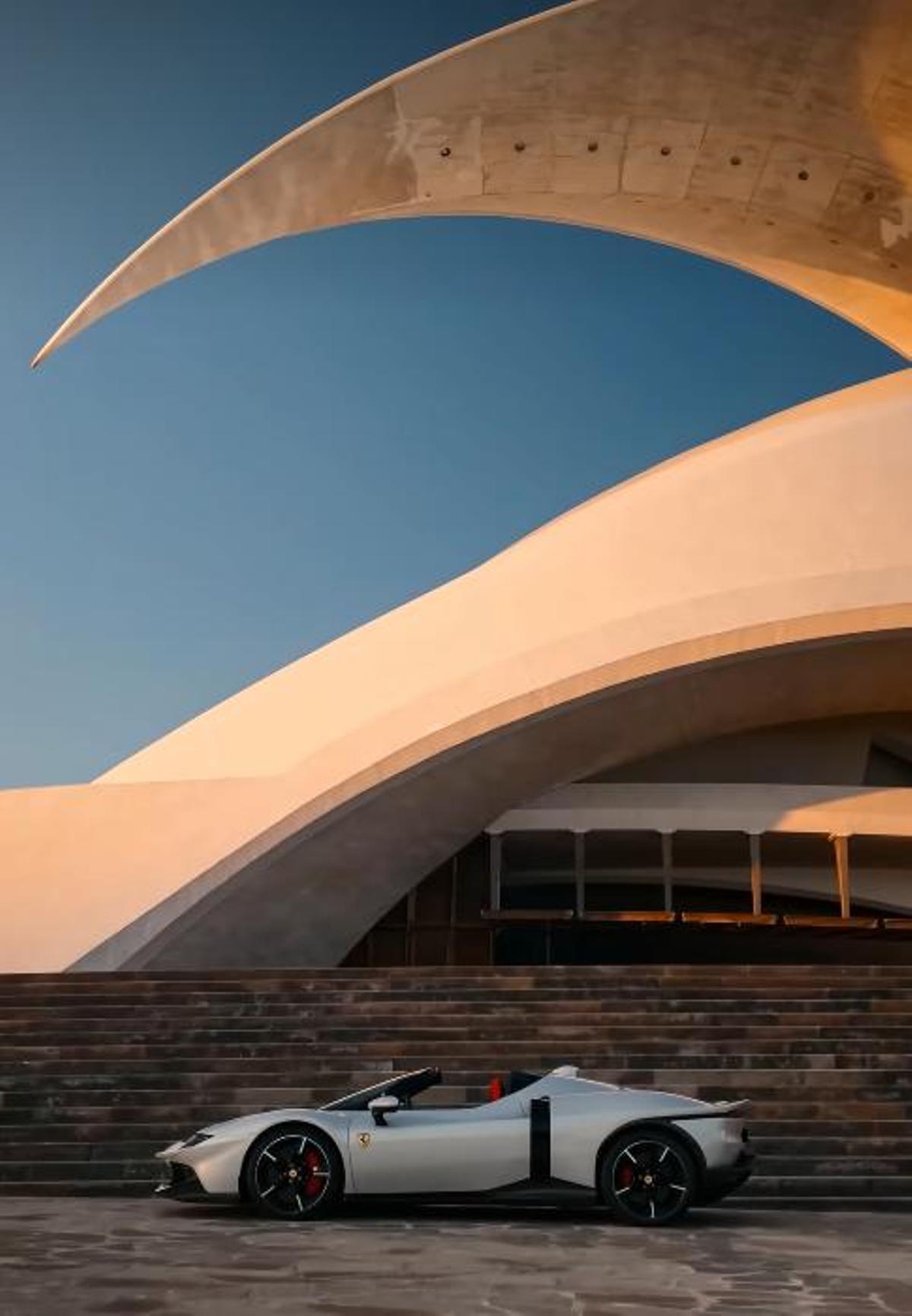 Un Ferrari frente al Auditorio de Tenerife.