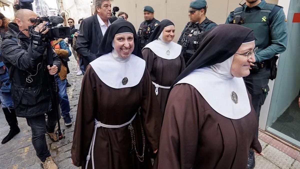 Tres de las monjas cismáticas, a las puertas del juzgado de Briviesca.