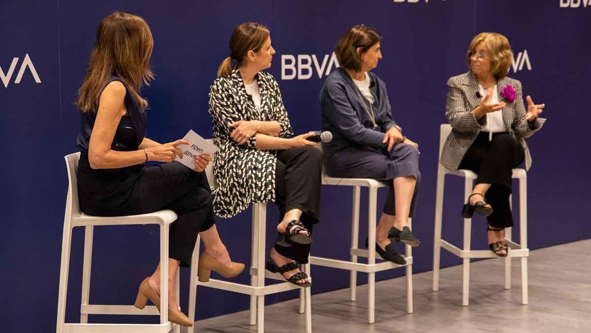 Participants a la segona taula rodona de la jornada sobre sostenibilitat social organitzada a la seu de BBVA a Barcelona.