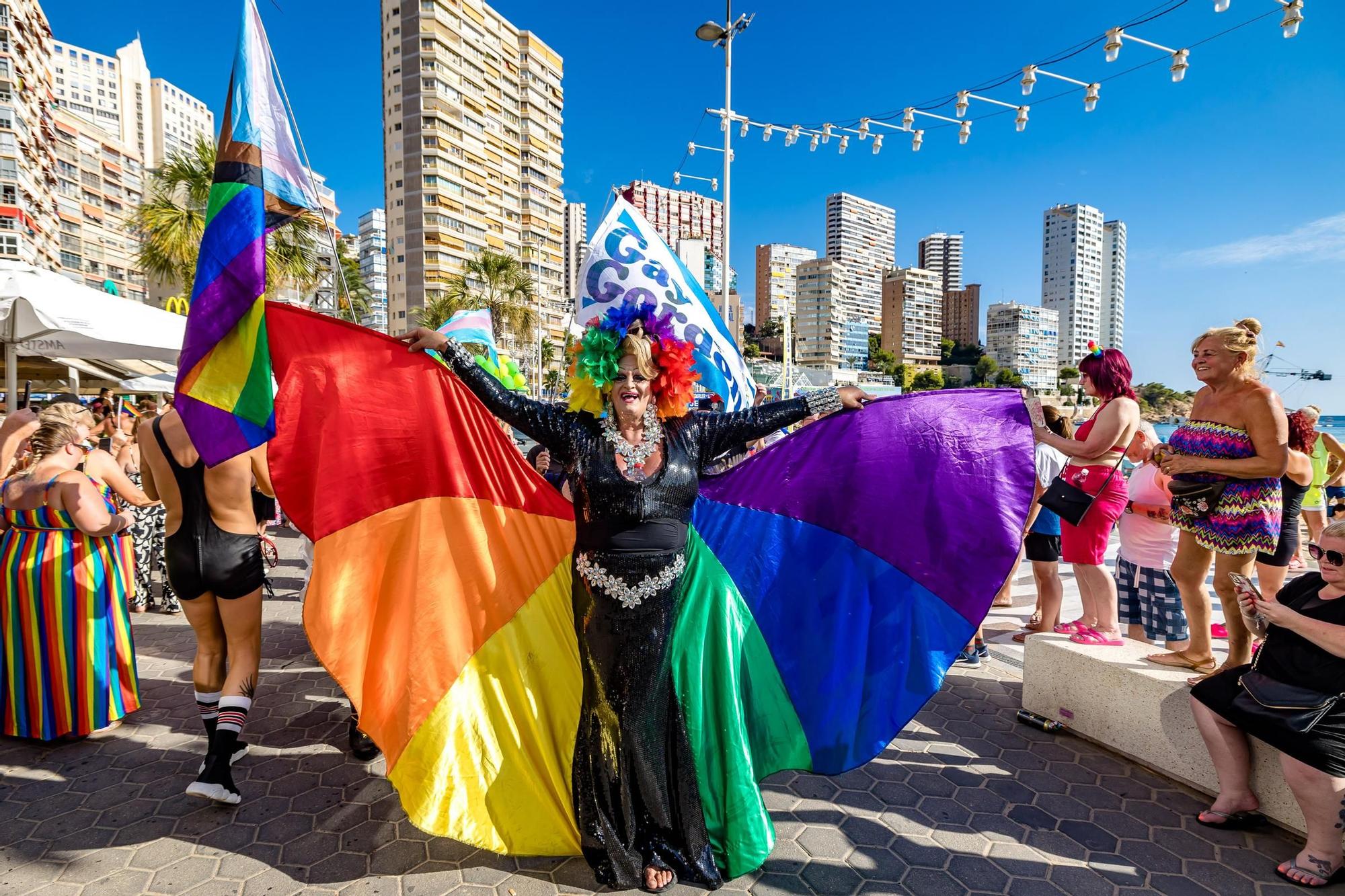 Cientos de personas festejan el Benidorm Pride con un multitudinario desfile y una fiesta en l'Aigüera
