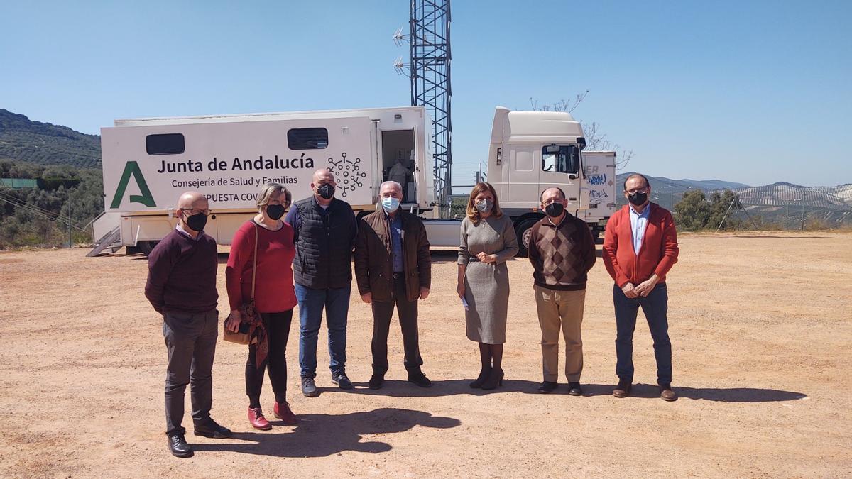 La delegada de Salud, con el alcalde, concejales de Doña mencía y responsables del distrito sanitario.