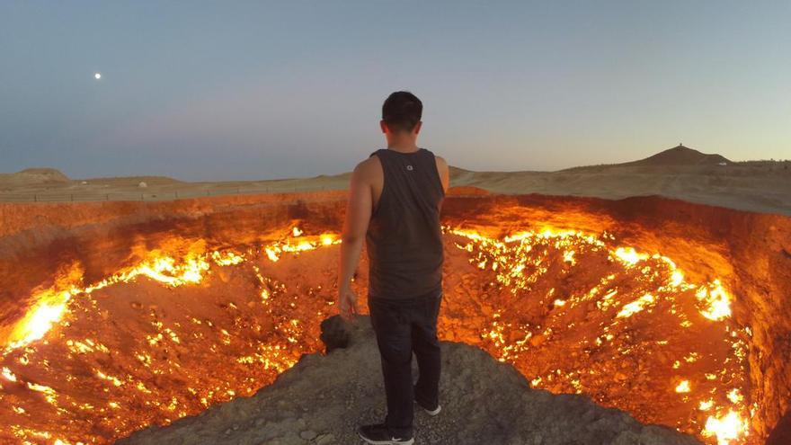 Un hombre al bordel del cráter