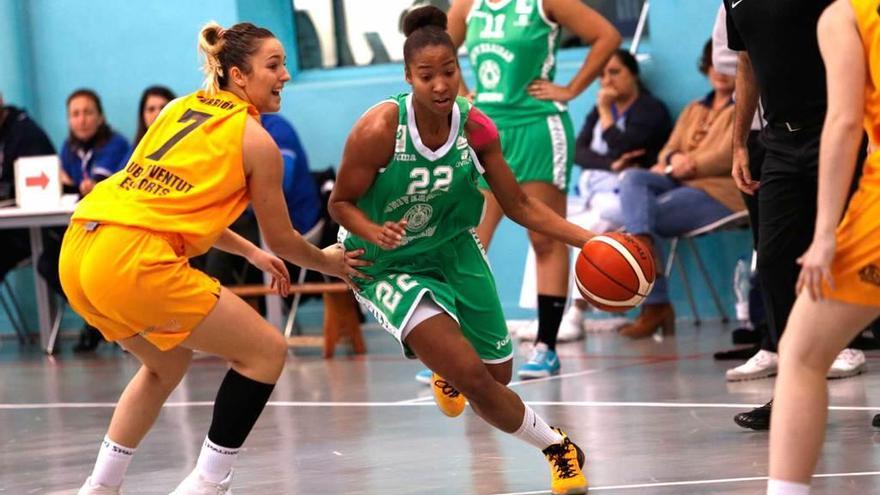 Mariah Nunes, con el balón, defendida por Judith Turrión, ayer, en el Pabellón Universitario.