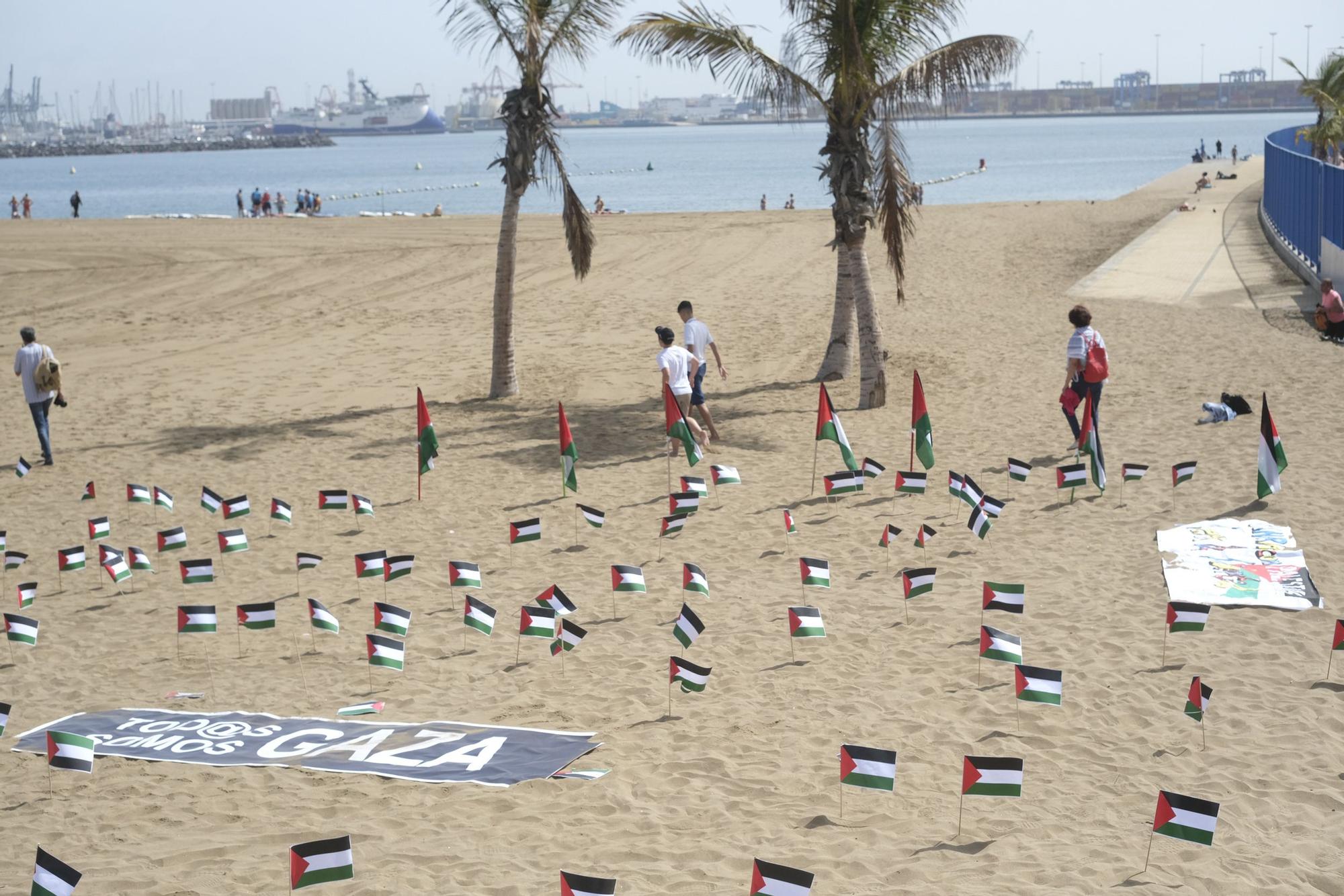 500 banderas por Palestina en la playa de Las Alcaravaneras.