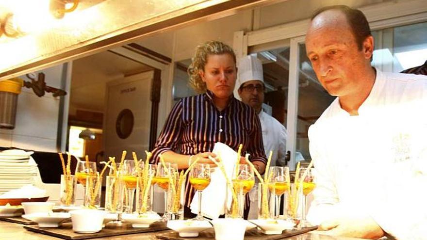 El chef Jean Marc Sanz, con algunos de los platos degustados ayer.