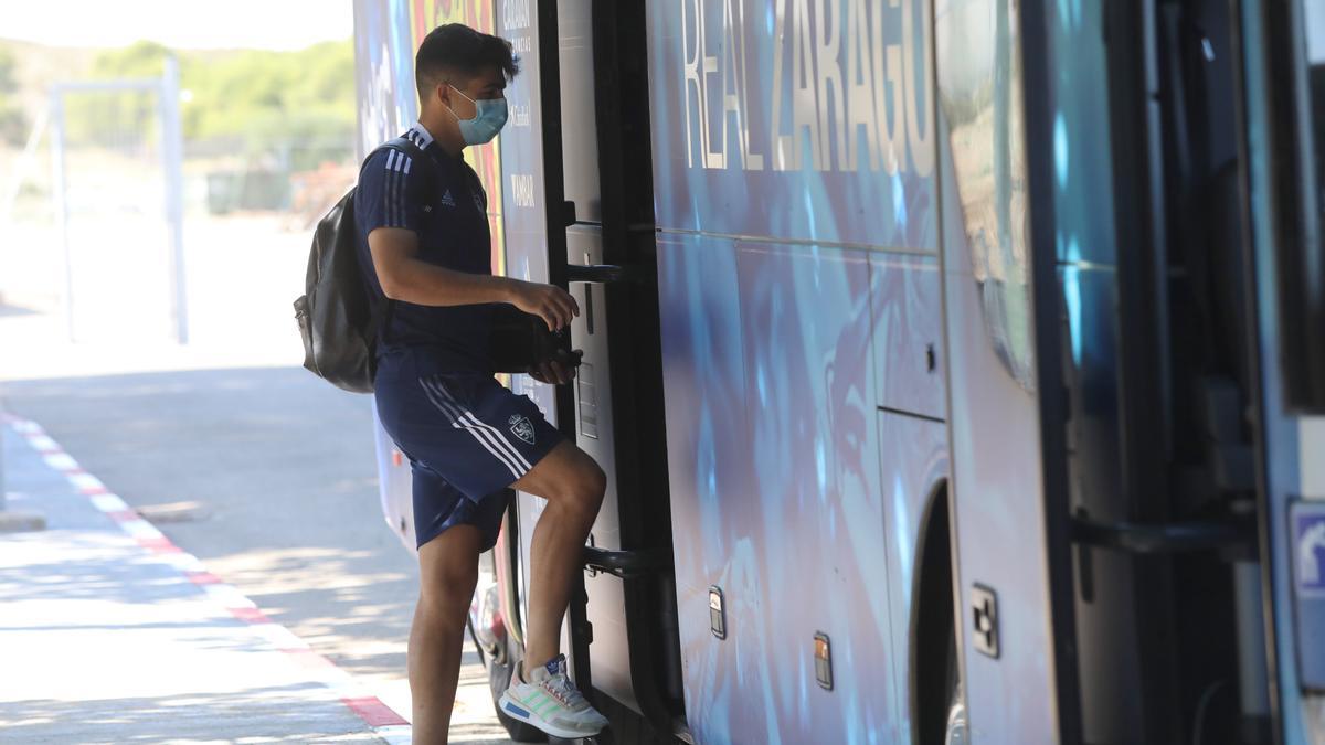 Clemente se sube al autobús antes del desplazamiento a Alcorcón.