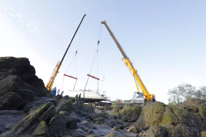 EN IMÁGENES: El espectacular despliegue para sacar el velero varado en Bañugues
