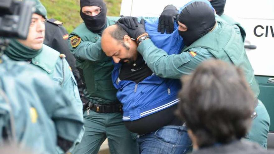 Sinaí Giménez, entrando detenido en el juzgado de Cangas el pasado 10 de abril. // Gonzalo Núñez