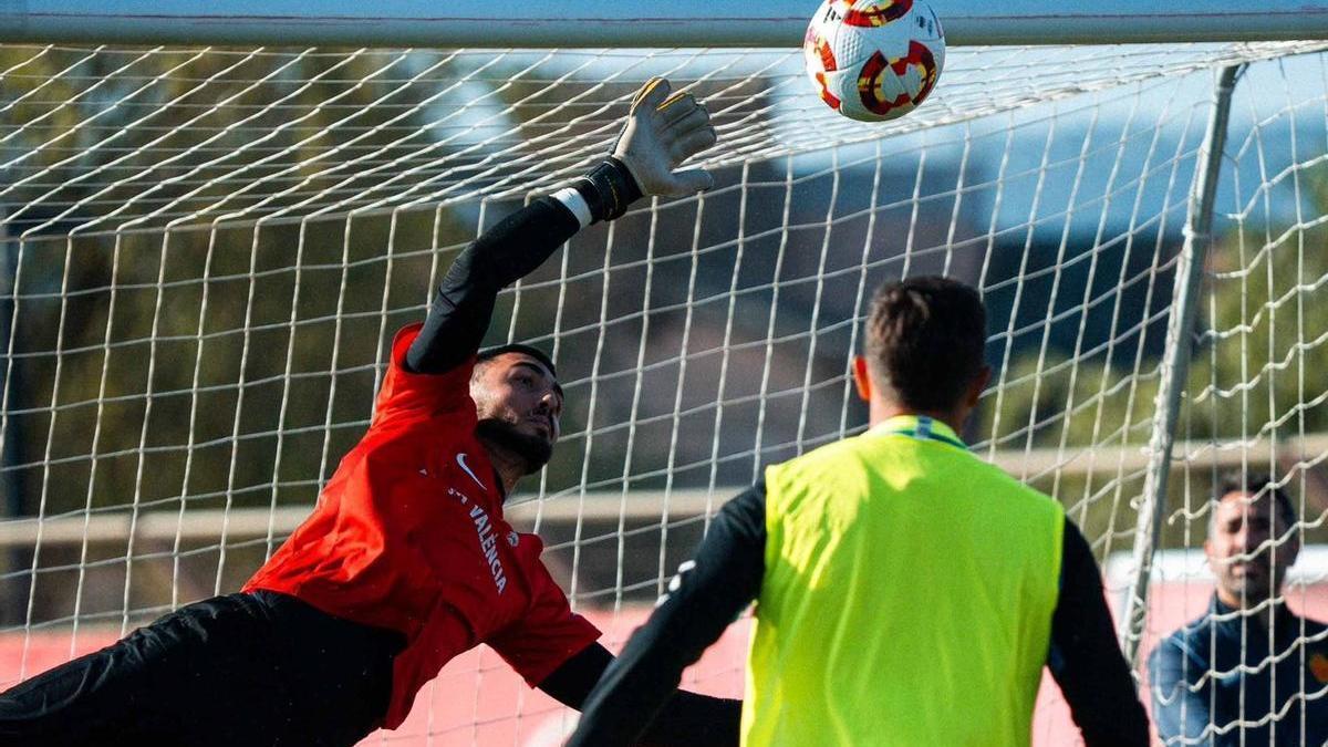 Leo Román intenta parar un balón en el entrenamiento de ayer en Son Bibiloni.