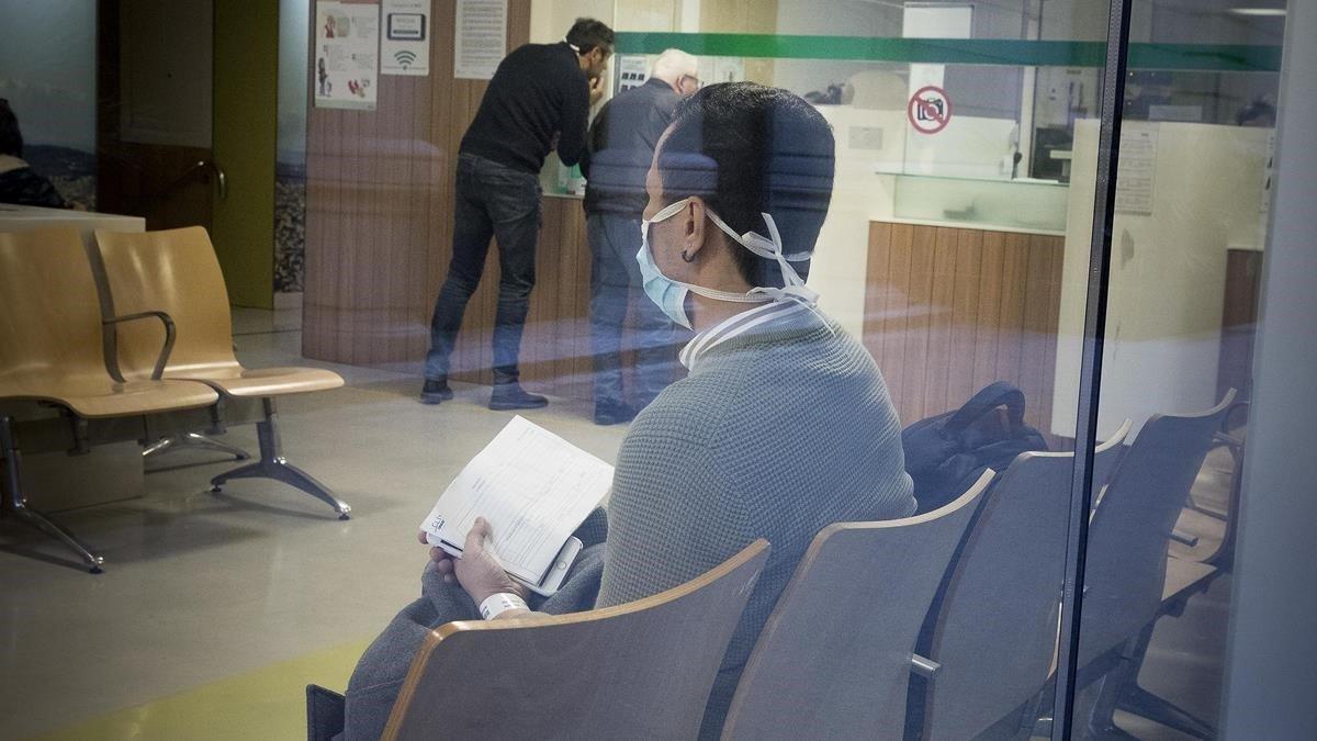 Una persona espera con mascarilla en las urgencias del Hospital Clínic.