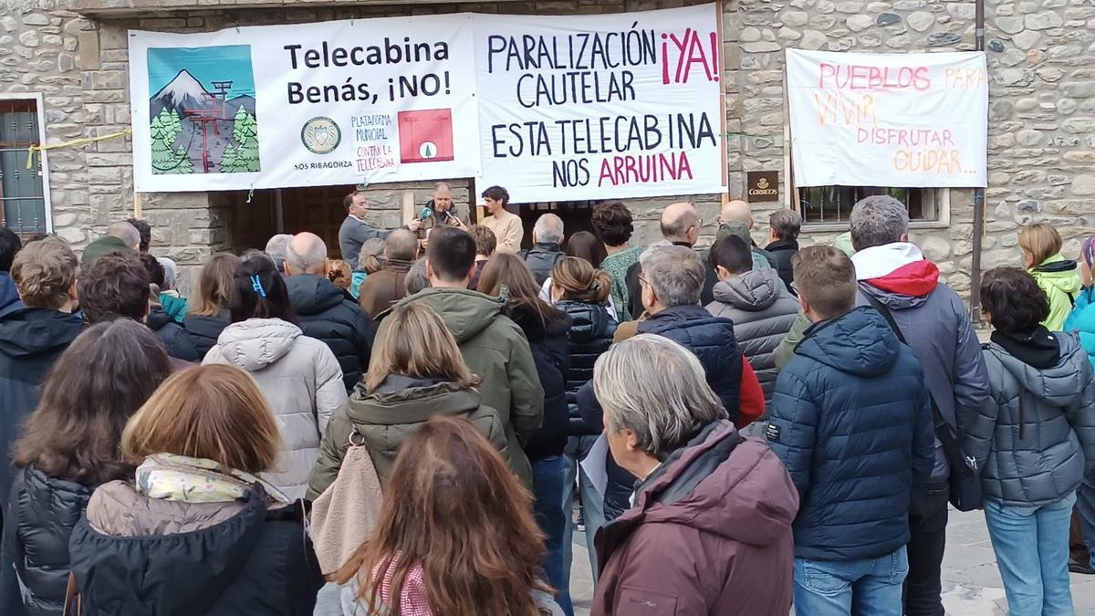 Los vecinos de La Ribagorza se concentran de nuevo contra el telecabina de Benasque