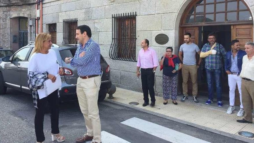 C. Silva y J.C. García Luengo a la entrada del Concello de Crecente. // D. P.