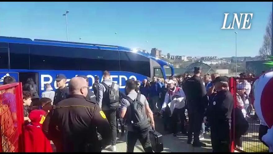 La afición del Oviedo estalla con los jugadores: "Peseteros, nos lleváis a Segunda B"