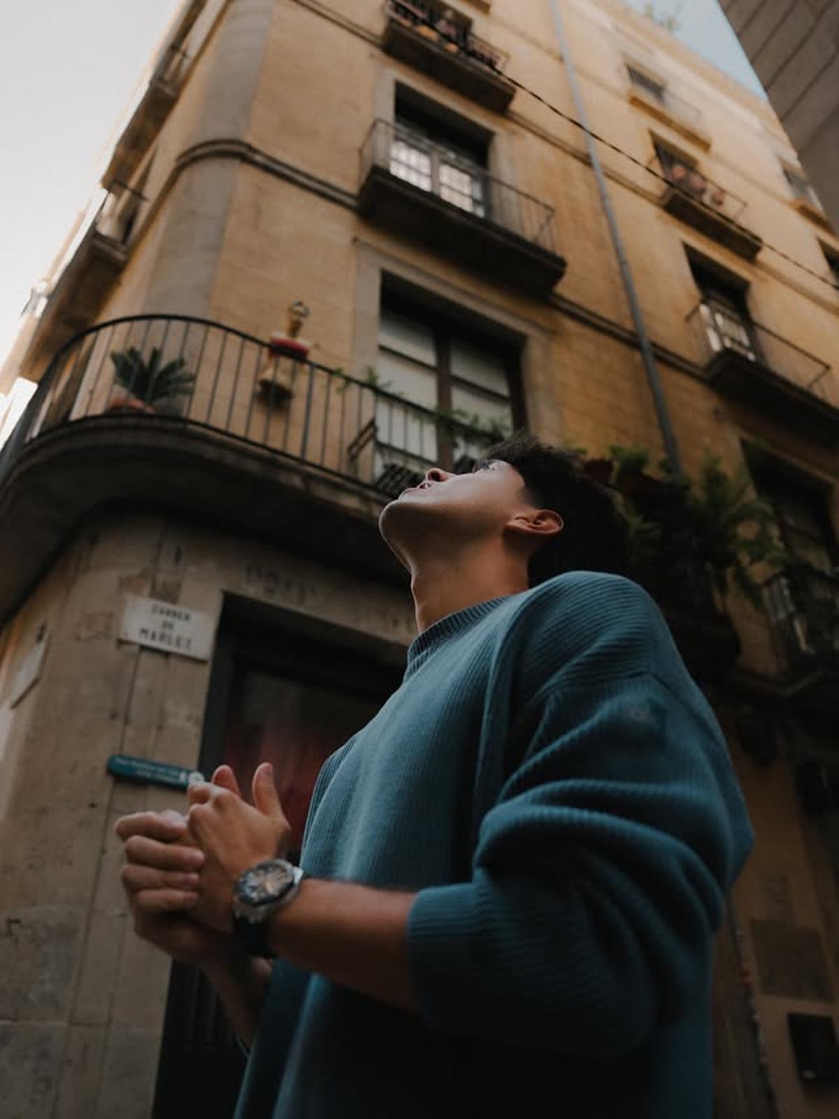 Tapia paseó por el barrio gótico de Barcelona luciendo su nuevo reloj