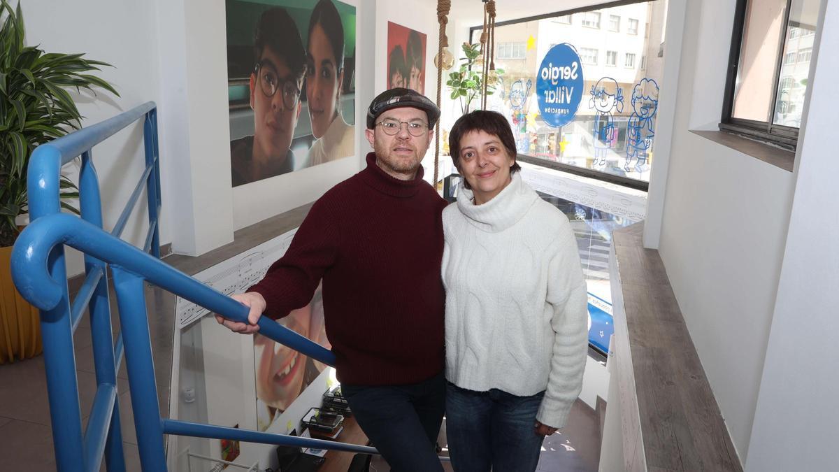 Víctor Villar y Loli Díaz, padres de Sergio Villar, en el local de la Fundación que lleva su nombre