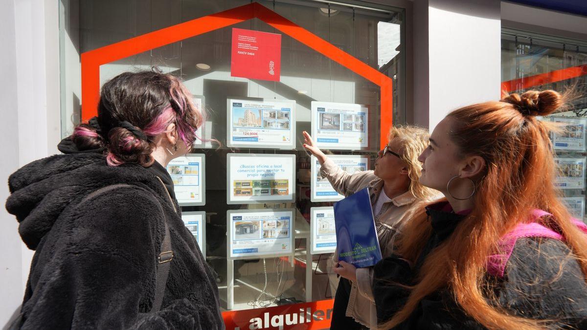 Dos jóvenes consultan precios de alquiler en Castelló.