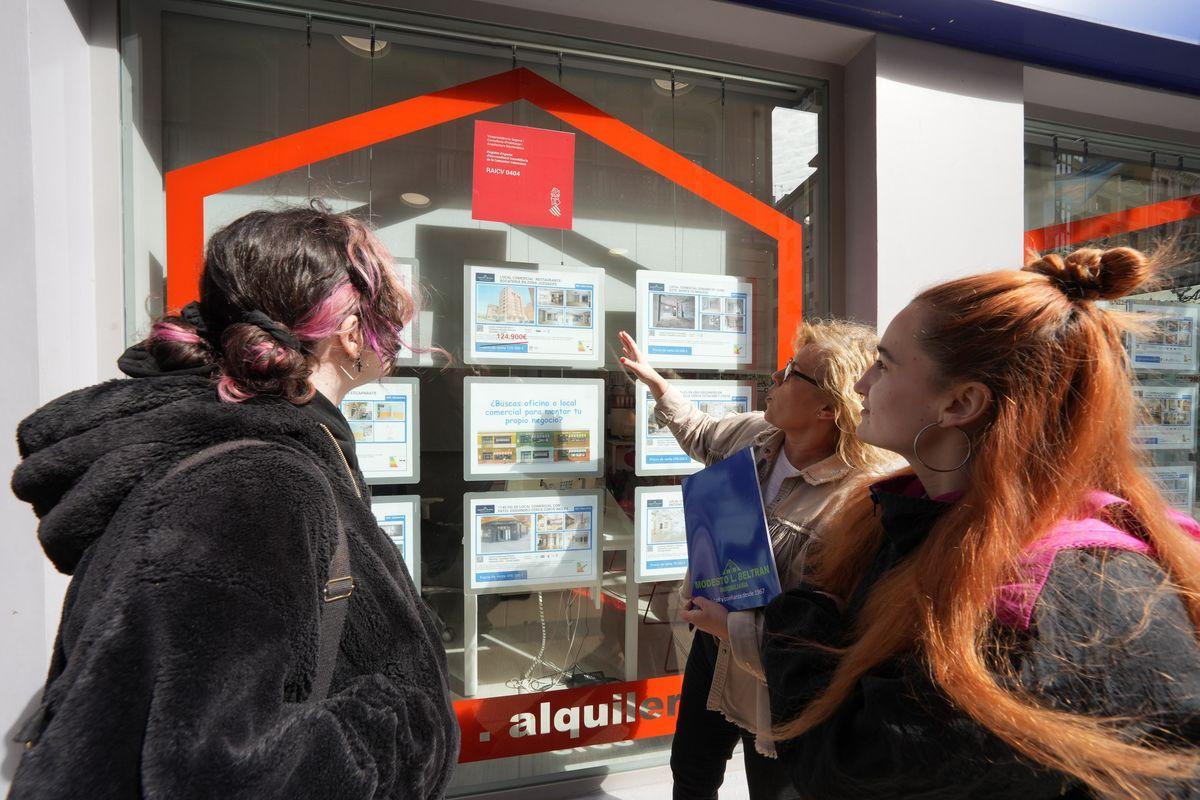 Dos jóvenes consultan precios de alquiler en Castelló.