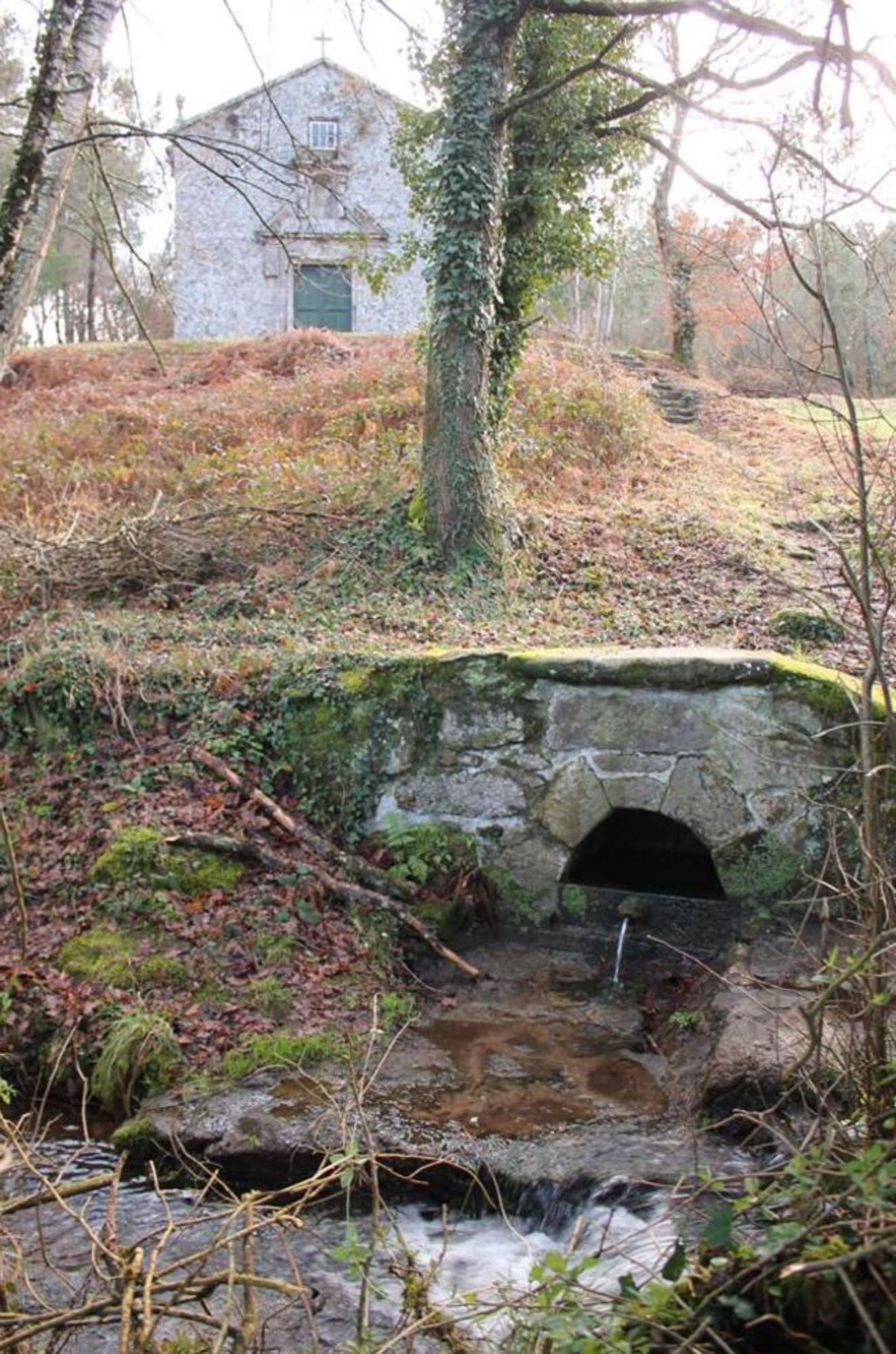 Fonte e capela do San Brais de Chapa. 