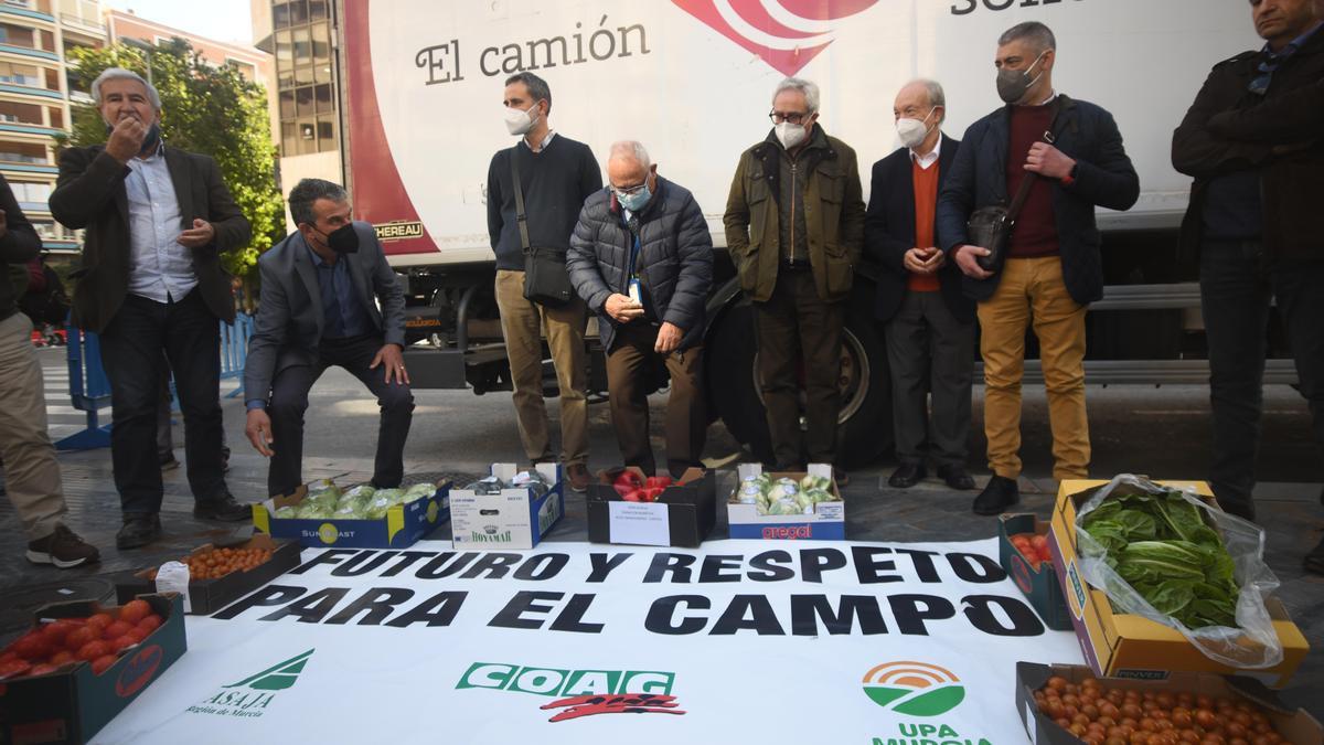 Las organizaciones agrarias han repartido esta mañana alimentos a la Fundación Jesús Abandonado