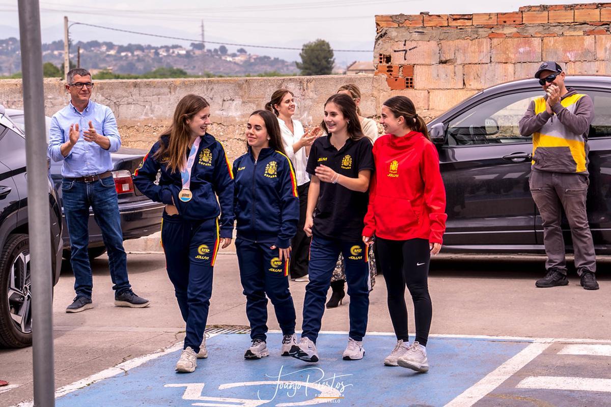 Recibimiento a las cuatro patinadoras.