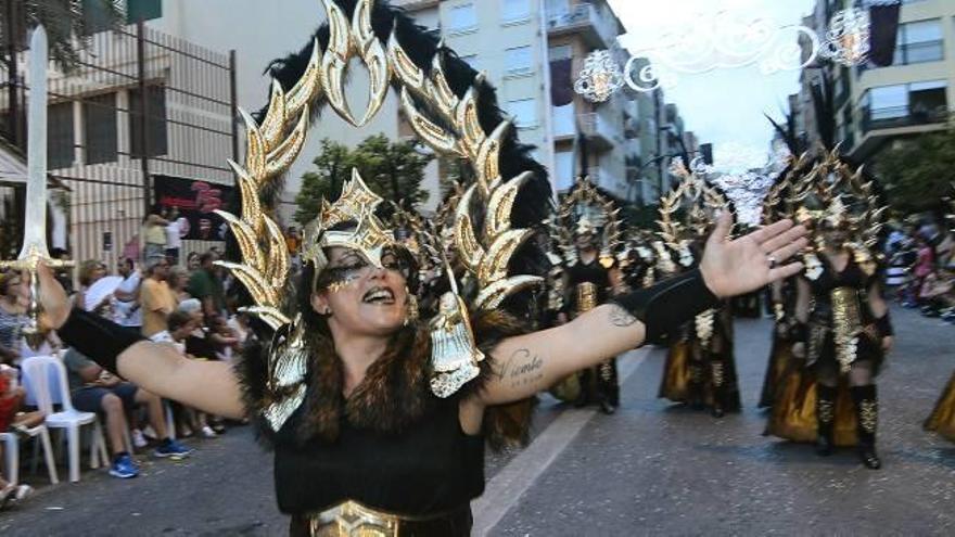 Un desfile de Moros y Cristianos de Elche.