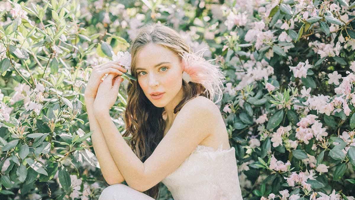 Mujer con vestido en jardín