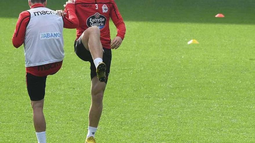 Saúl García, ayer sobre el césped de Riazor, durante el calentamiento.