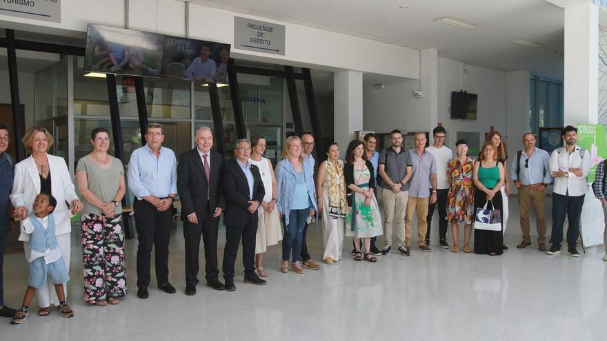 Foto de familia de organizadores y ponentes del Encuentro de Turismo, en el Campus.