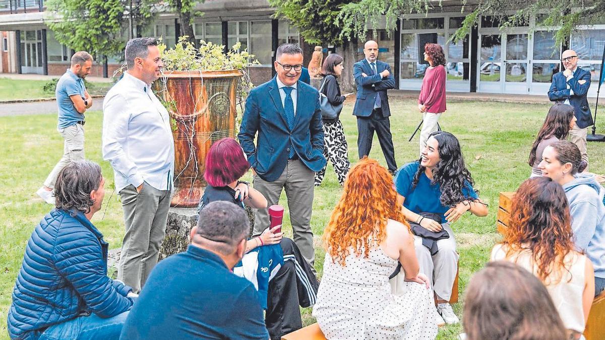 Participantes de Escolas Abertas con el conselleiro de Emprego, Comercio e Emigración, José González