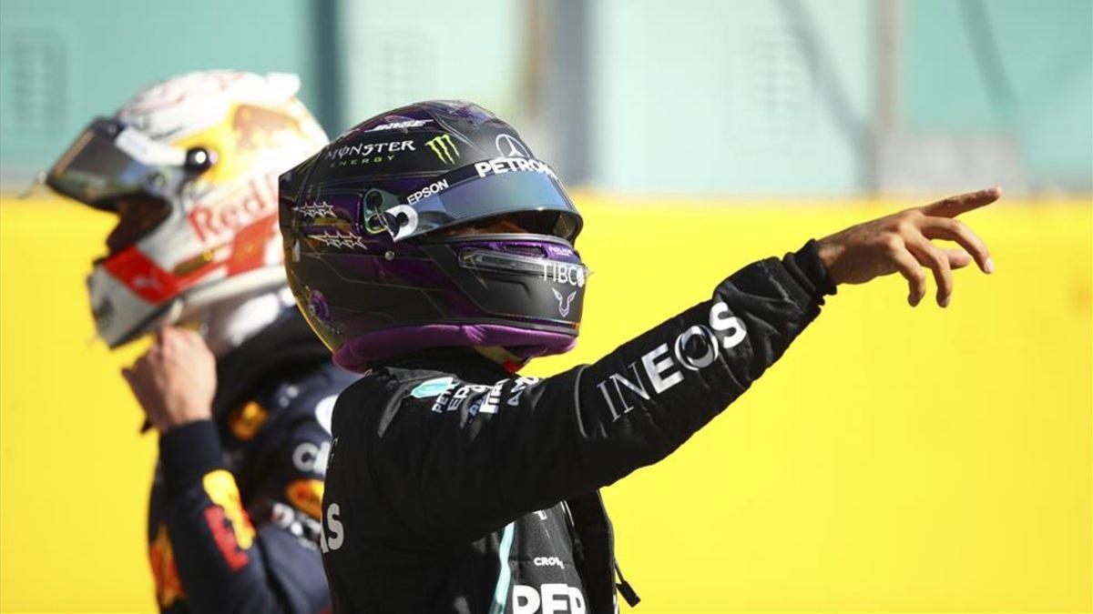 Hamilton celebrando su séptima pole de la temporada.