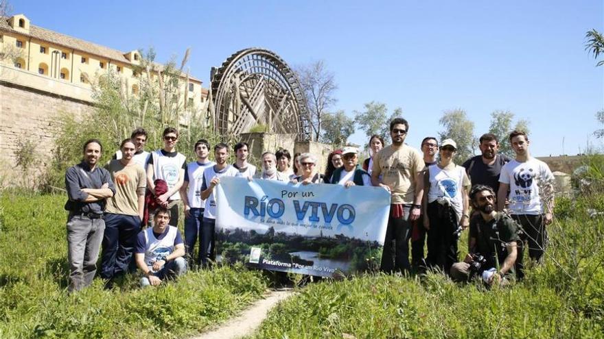 La plataforma por un rio vivo hace una limpieza reivindicativa