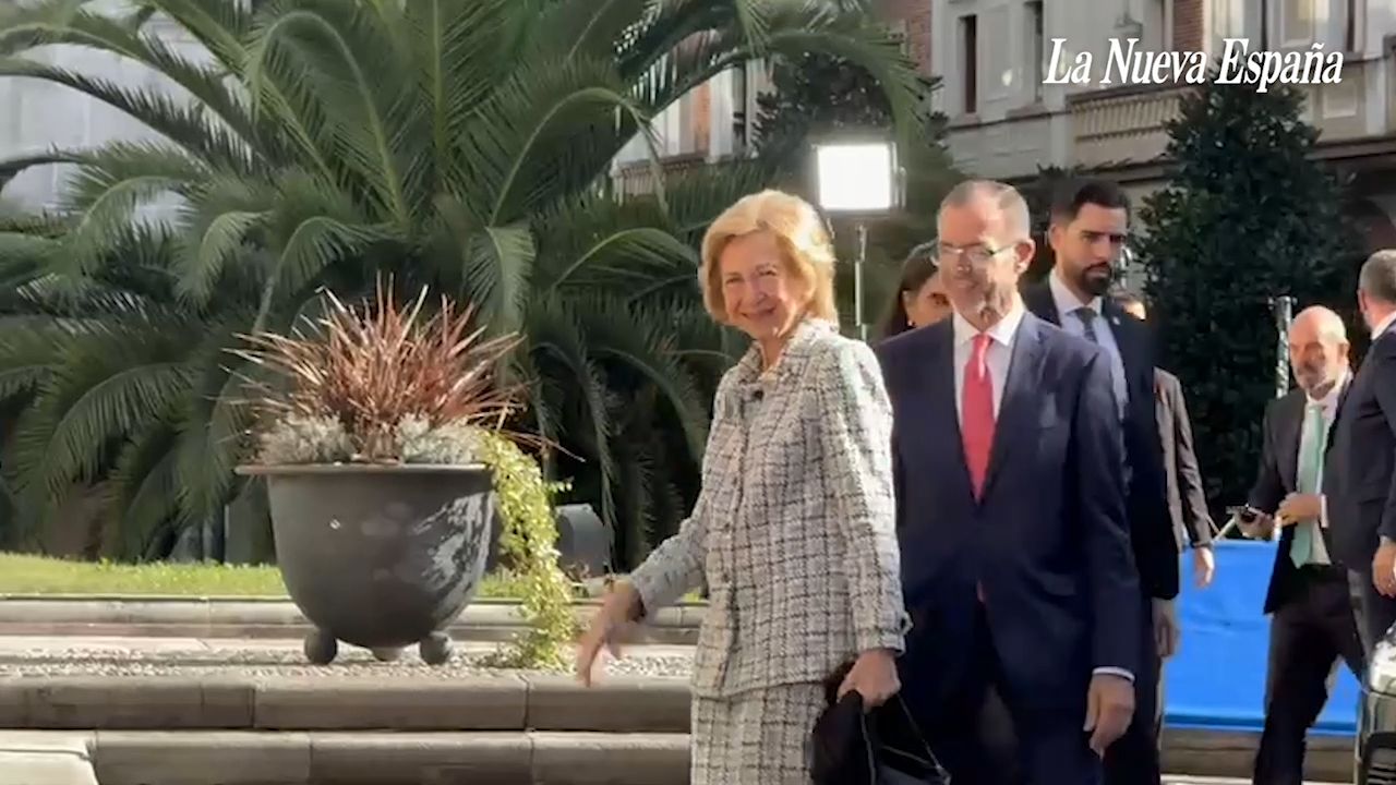 VÍDEO: La reina Sofía llega al hotel de la Reconquista de Oviedo para asistir por la tarde a la caeremonia de los premios Princesa de Asturias 2025