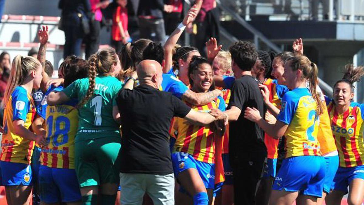 Las jugadoras del Valencia Femenino, celebrando su victoria frente al Athletic