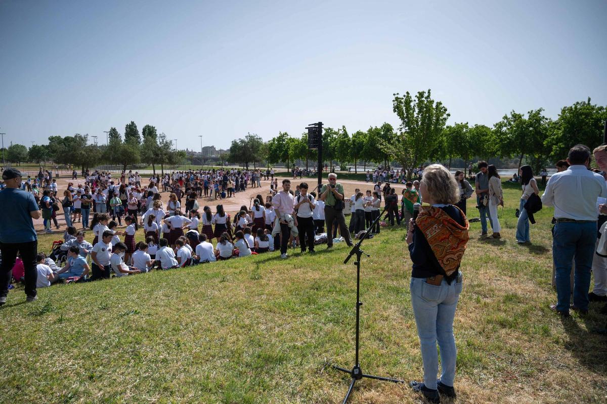 Fotogalería | Miles de niños bailan folklore en Badajoz para reivindicar la identidad y tradición extremeña