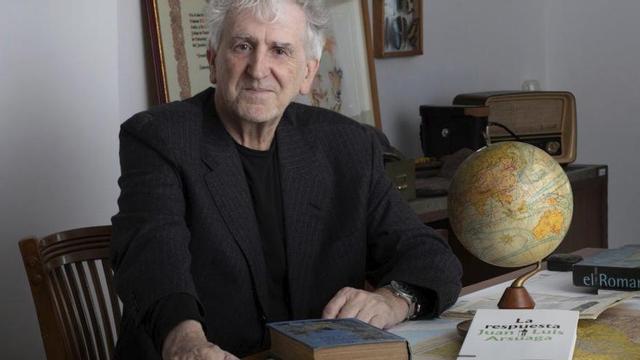 Juan Luis Arsuaga, con su nuevo libro a la derecha.