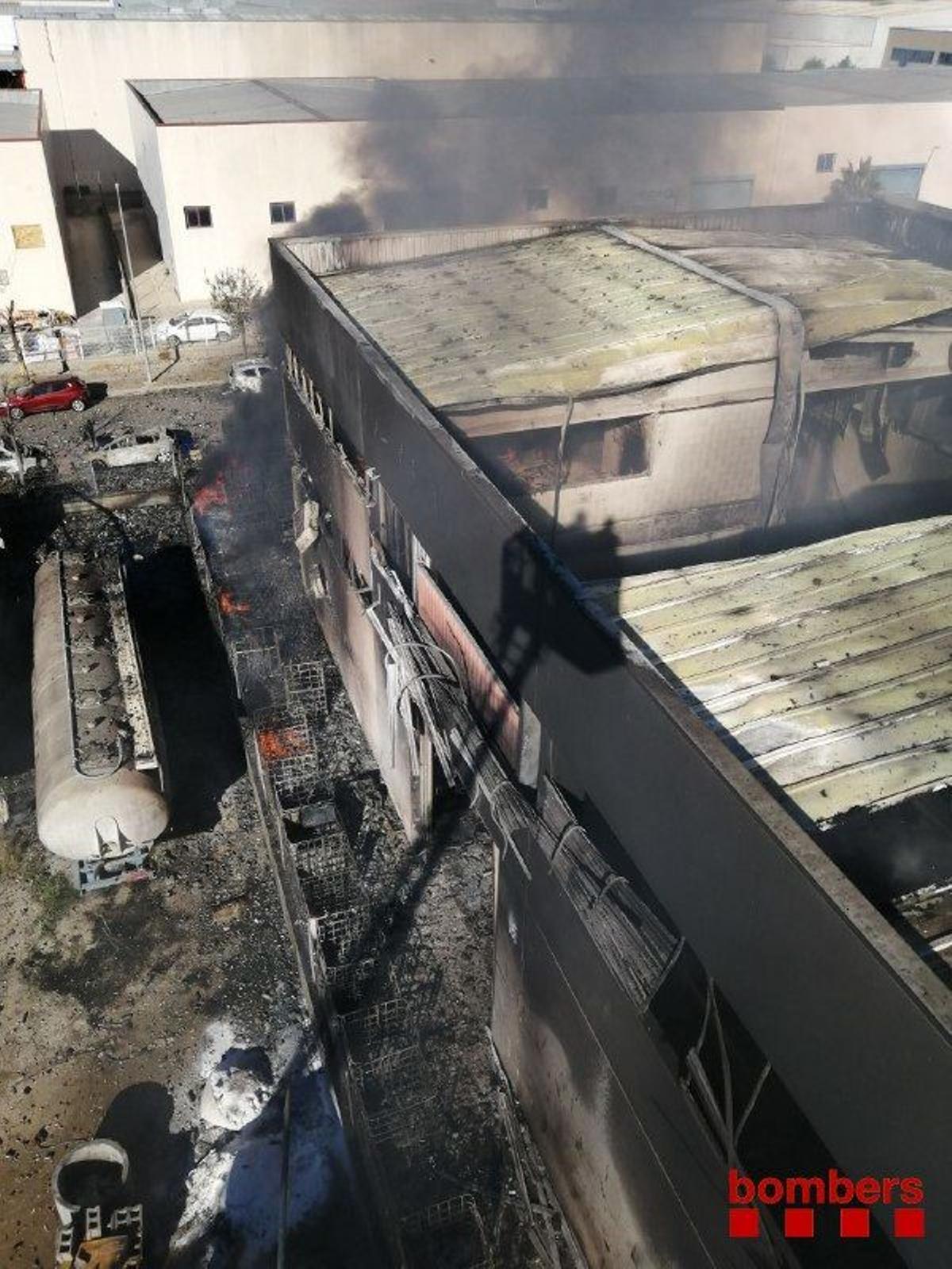 Trece trabajadores heridos en el incendio de una planta de residuos químicos en Tarragona