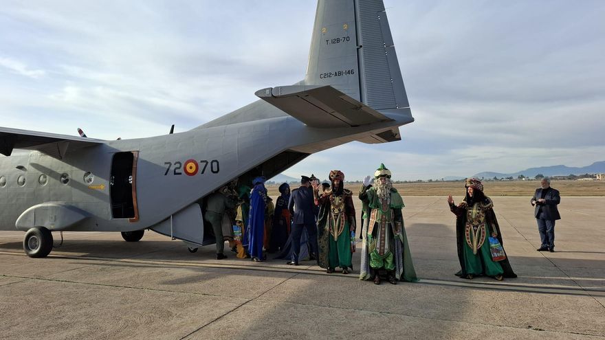 Sus Majestades ya no vienen a caballo: llegan en avión y en ‘trenecito’