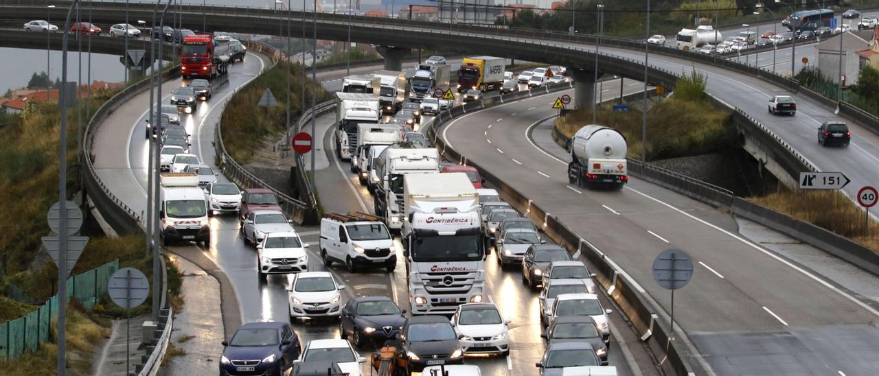 Una de las muchas retenciones en la AP-9 por un accidente en el túnel de A Madroa.