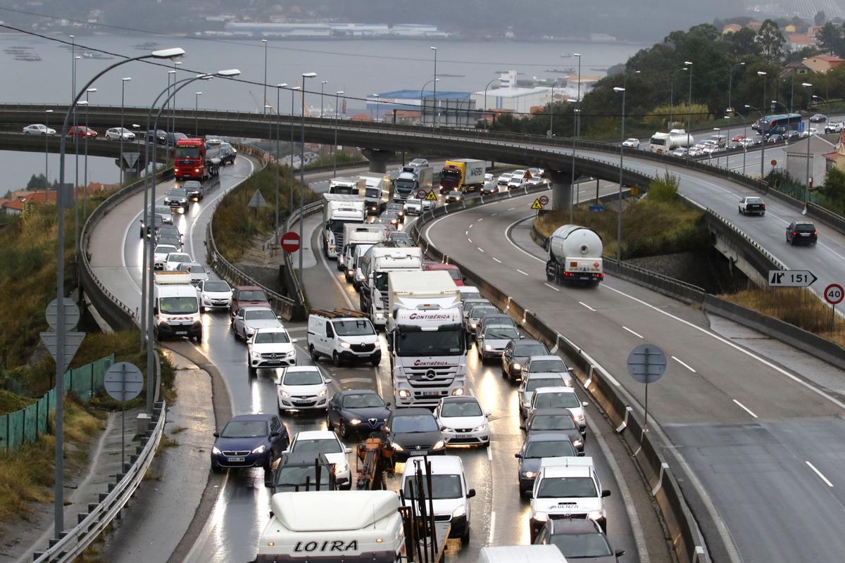 Una de las muchas retenciones en la AP-9 por un accidente en el túnel de A Madroa.