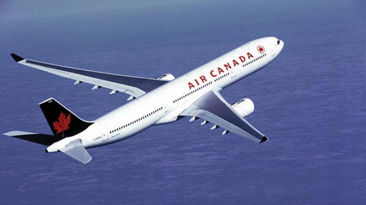 Avión canadiense volando sobre el oceáno