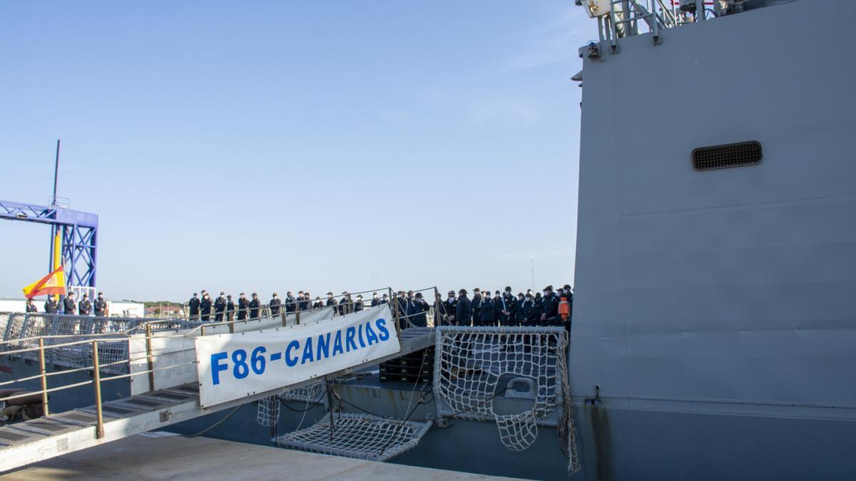 Fragata Canarias en la Base Naval de Rota antes de partir al Índico.