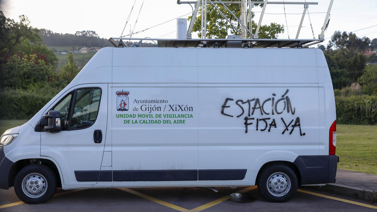 Pintada en una furgoneta de medición ambiental en El Lauredal